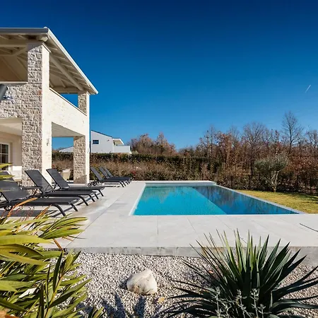Beautiful Legro With Pool In Visnjan *