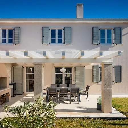 Villa Beautiful Legro With Pool In Visnjan Rapavel