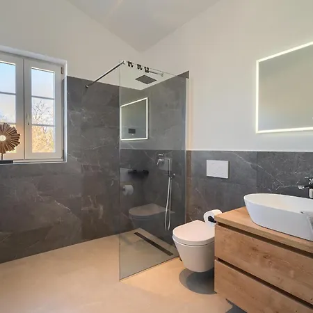 Beautiful Legro With Pool In Visnjan *